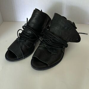 LD TUTTLE BLACK SLIP ON SIZE 39